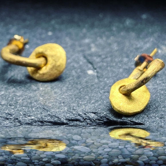 Matana organic formed gold circle earrings - Picture 4 of 5